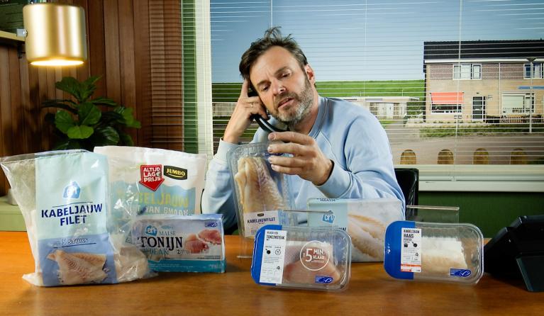 teun van de keuken bellend voor keuringsdienst van waarde over vis