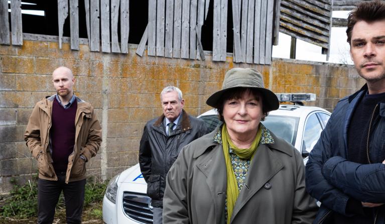 De crew van Vera staat geposeerd voor een foto