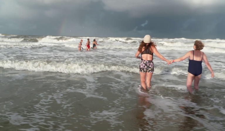 Kim-Lian en zwemgroep de Badmutsen in Zon op Zondag