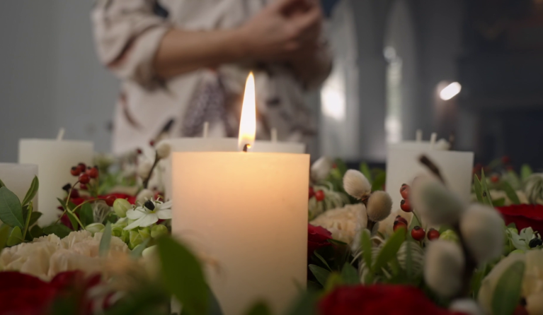 Een kaarsje aansteken op Eeuwigheidszondag