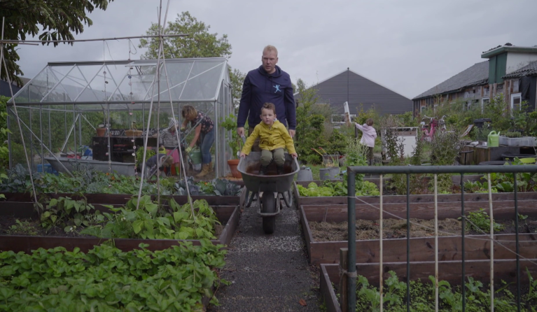 De herenboerderij van Romke en Ingrid Ter Horst met gemeenschappelijke moestuin