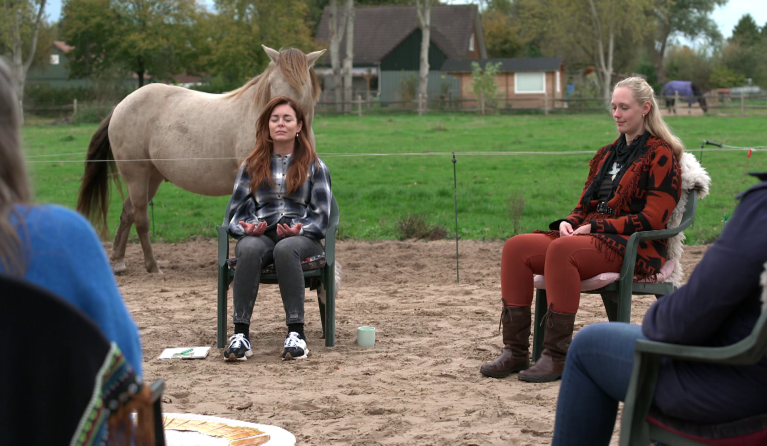 Kim-Lian ondergaat een sjamanistisch ritueel