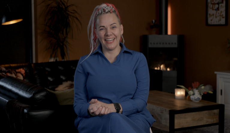 Lachende vrouw met blauwe polo