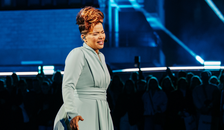 Zingende vrouw op het podium