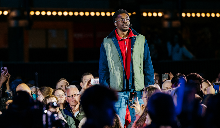 Zingende man omringd door publiek