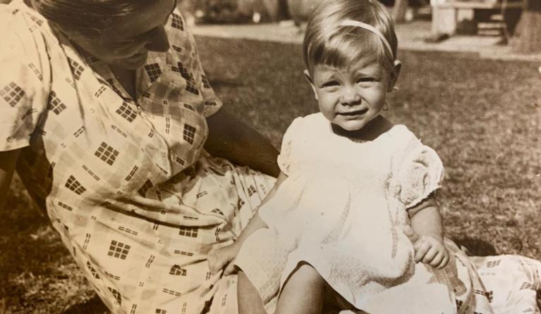 Foto van moeder met kind op schoot in jappenkamp