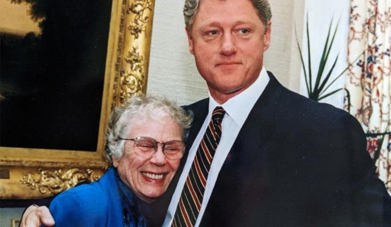 Mevrouw Brown met President Bill Clinton
