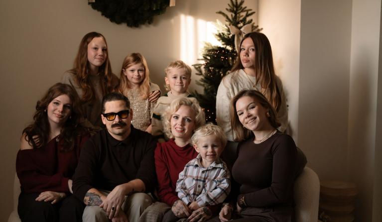 Familieportret bij de kerstboom