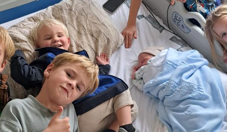 Kinderen met pasgeboren broertje