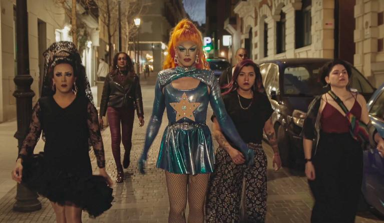 Mensen lopen door een straat