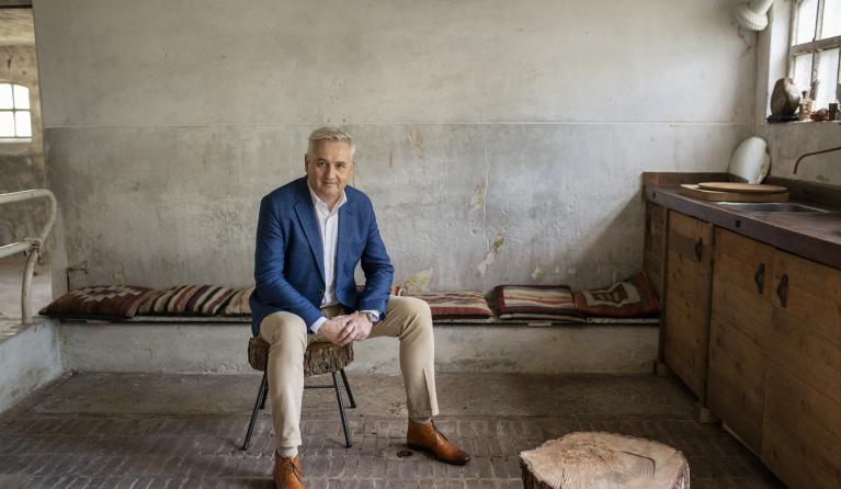 Wilfred Kemp op kruk