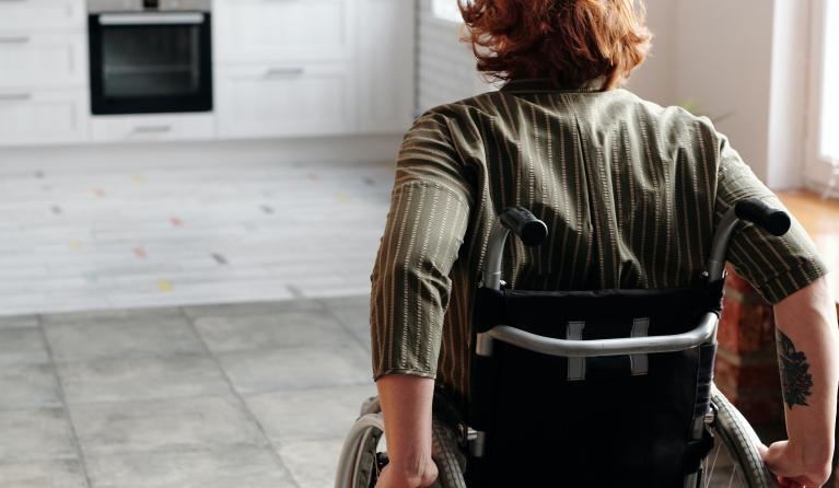 Vrouw in een rolstoel