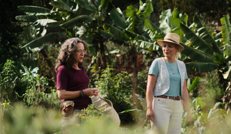 twee vrouwen lopen door de tuin