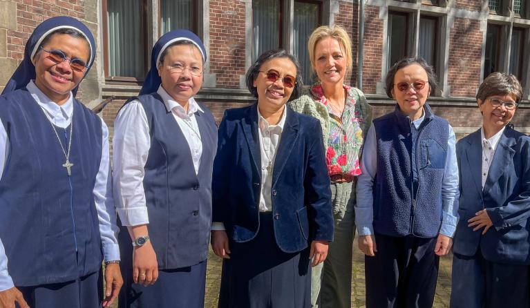 Yvon Jaspers en zusters in Kloostergasten