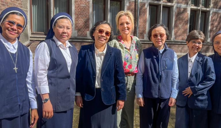 Yvon Jaspers en zusters bij het klooster in Maastricht