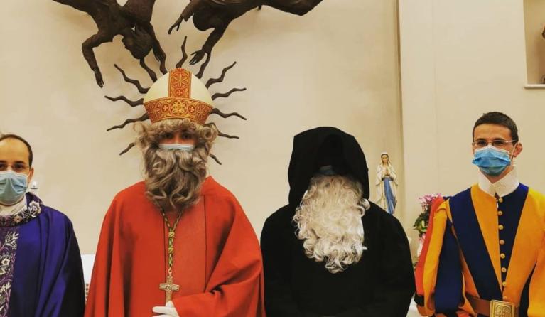 Samichlaus en Schmutzli bij de Zwitserse Garde
