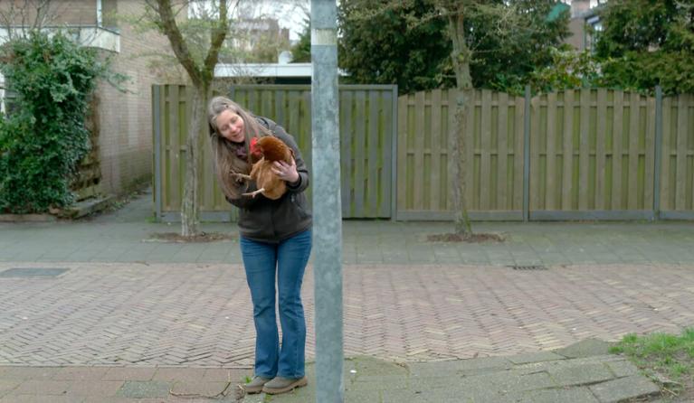 Nikki laat regelmatig haar kip uit