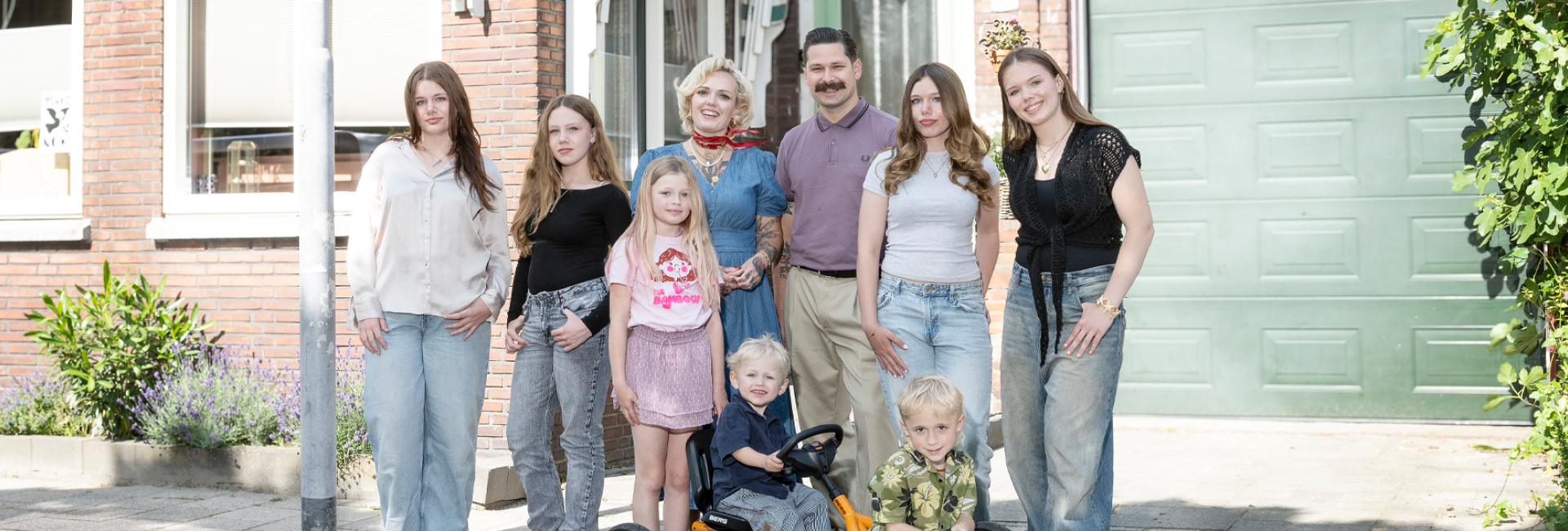 header_een_huis_vol_familie_bal.png?itok=M6ThZ5b1