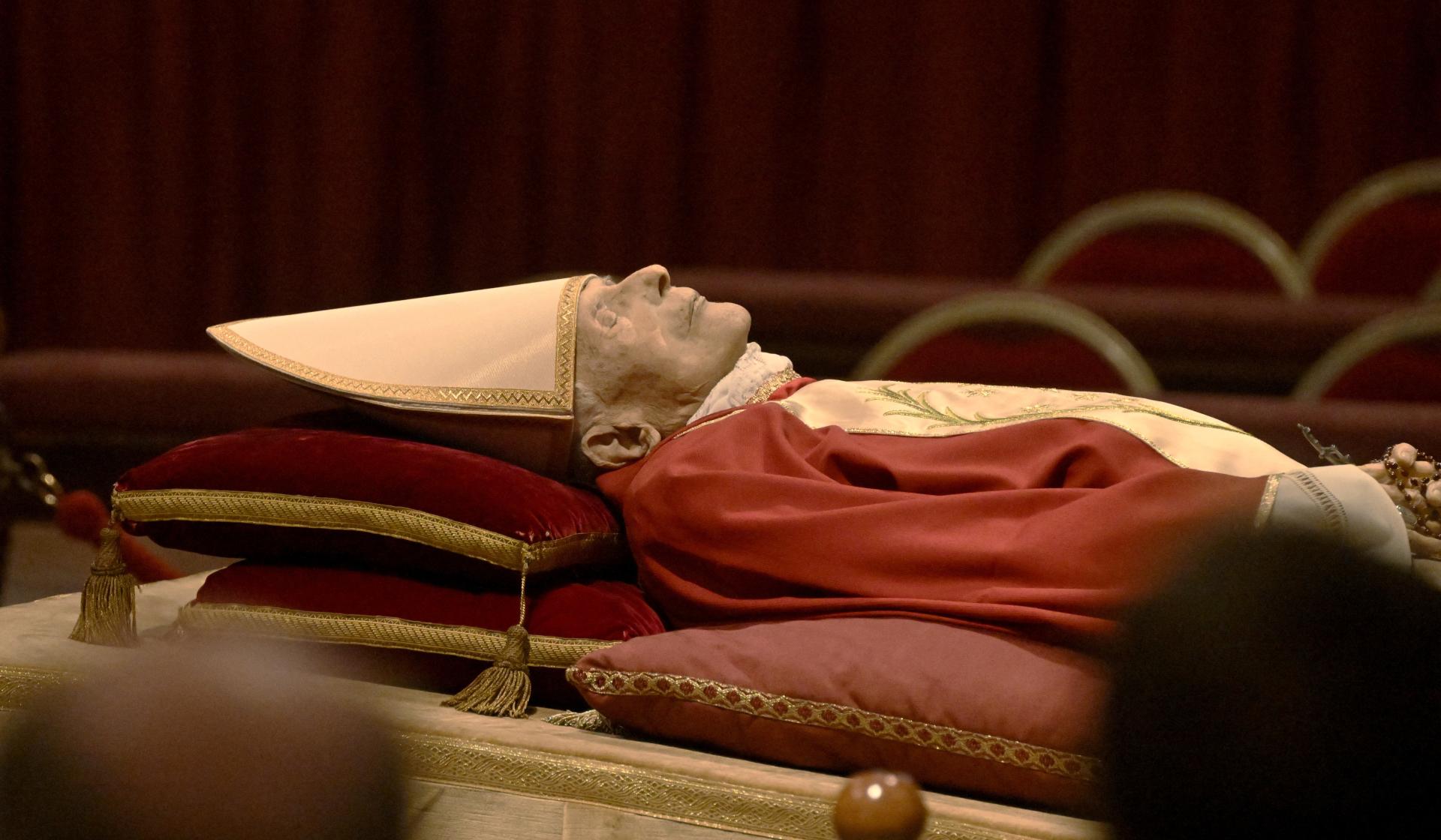 Lichaam Benedictus XVI opgebaard in Sint-Pieter | KRO-NCRV