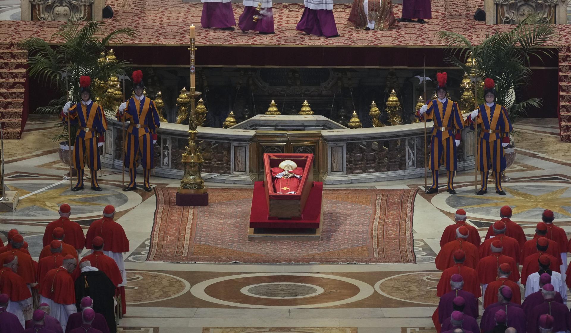 Publiek kan open kist met lichaam van Franciscus in Sint-Pieter ...