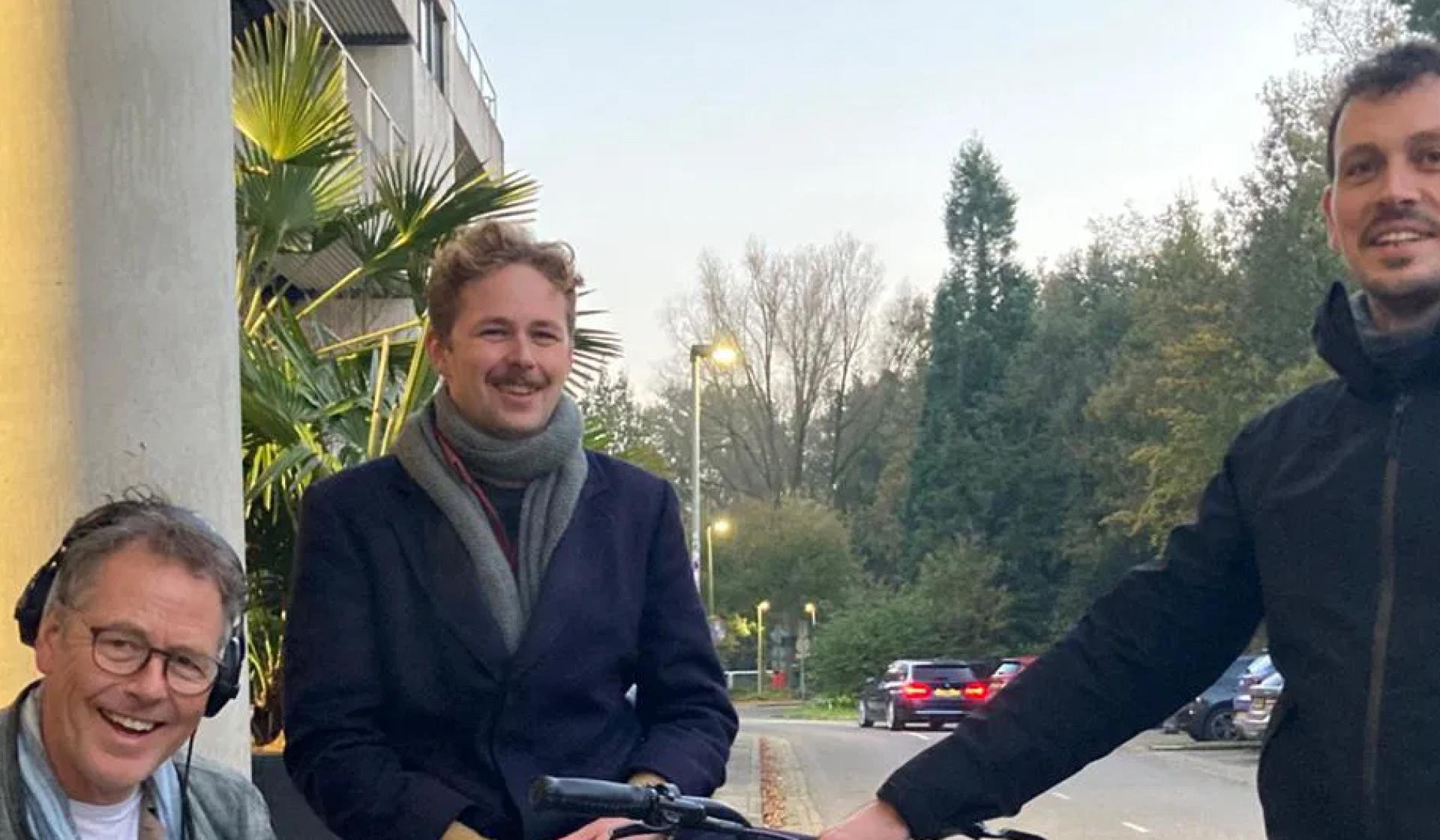David en Sem bestrijden eenzaamheid onder ouderen met een fatbike met ...