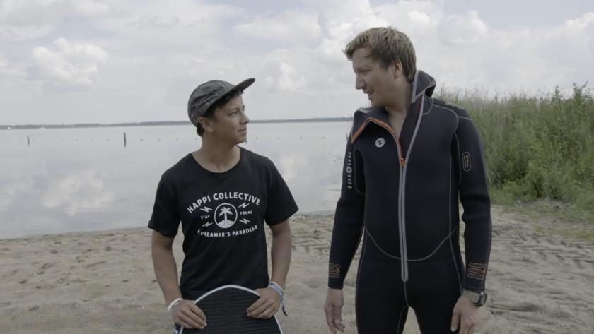 Klaas Kan alles (2016): Seizoen 2, aflevering 2; surfen. Klaas van Kruistum