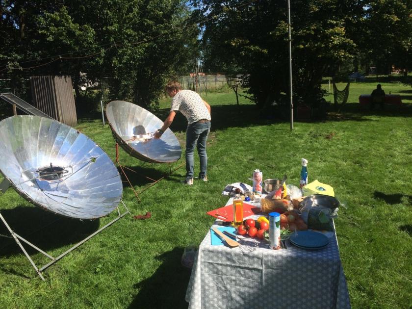 Klaas Kan Alles: Seizoen 2, aflevering 6; drie-gangen-menu op zonnekracht.