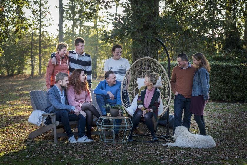 Boer zoekt Vrouw 2018: groepsfoto-reunie-5-boeren-yvon-partners-elkaar-kijkend-471-verkleind