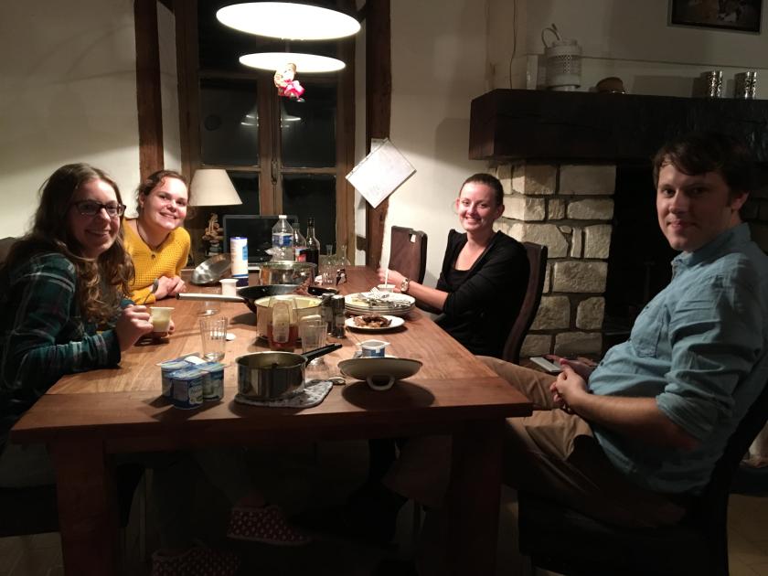 Boer zoekt Vrouw Internationaal (2017) - Boer Herman en zijn vrouwen aan tafel