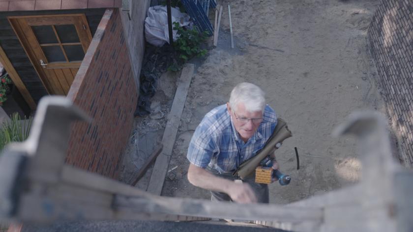 Kruispunt (20.09.28) Jas Bos bij de bouw van zijn huis