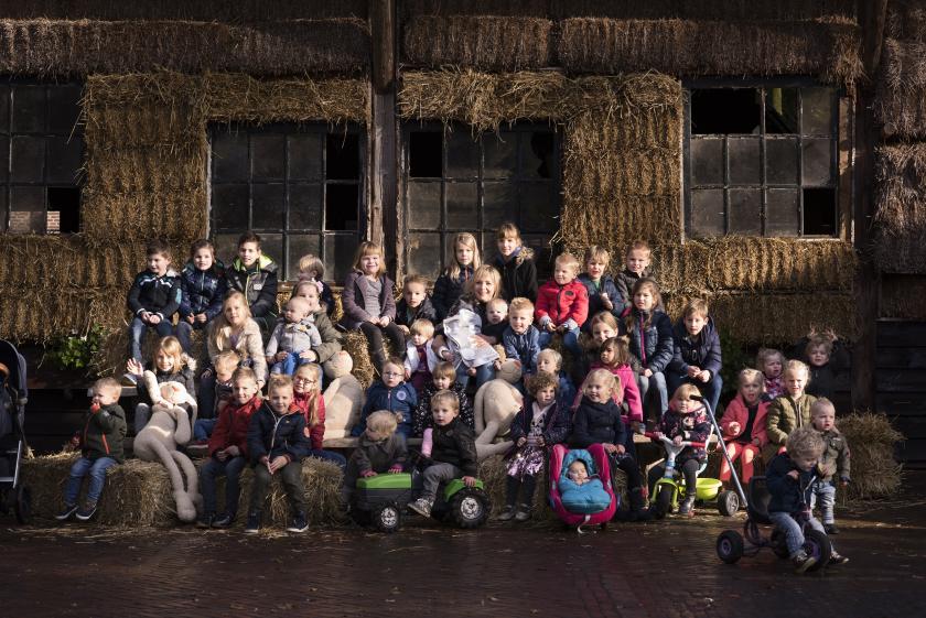Boer zoekt Vrouw Special: Yvon met alle BzV kinderen en knuffel van Kinderfonds