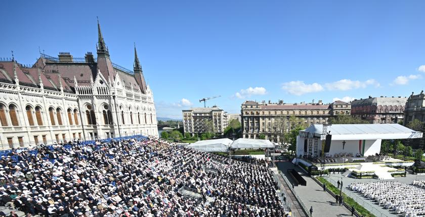General overview of the holy mass celebrated by Pope Francis at Kossuth Lajos' Square during his visit in Budapest on April 30, 2023, the last day of his tree-day trip to Hungary. Attila KISBENEDEK / AFP General overview of the holy mass celebrated by Pope Francis at Kossuth Lajos' Square during his visit in Budapest on April 30, 2023, the last day of his tree-day trip to Hungary. Attila KISBENEDEK / AFP