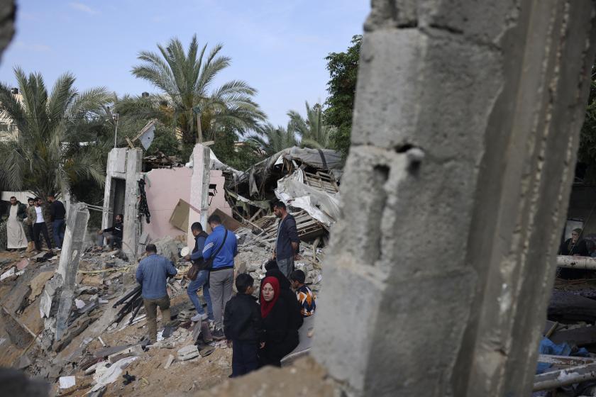 Palestijnen inspecteren hun bezittingen tussen het puin van hun huis in het vluchtelingenkamp Nusseirat in Gaza, op 14 mei 2023 Palestijnen inspecteren hun bezittingen tussen het puin van hun huis in het vluchtelingenkamp Nusseirat in Gaza, op 14 mei 2023
