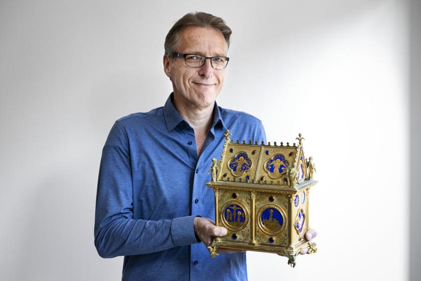 Arthur Brand met het kunstwerk Precieux Sang (Frans voor Kostbaar Bloed). De kunstdetective zegt dat iemand de eeuwenoude relikwie bij hem heeft afgeleverd, die vorige maand in Frankrijk was gestolen. ANP RAMON VAN FLYMEN