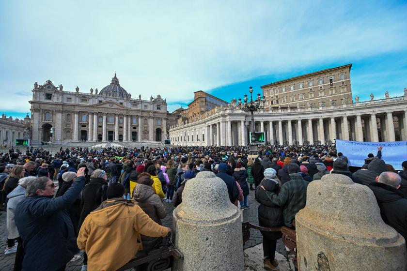 People attend the Pope's weekly Angelus prayer on January 22, 2023 at St. Peter's square n The Vatican.  Andreas SOLARO / AFP