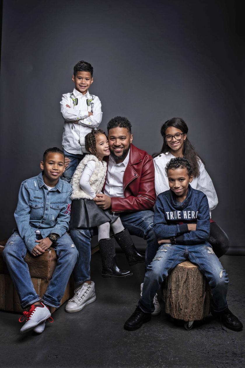 Heel het gezin Lopez in een donkere studio