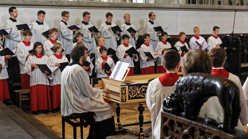 Chor der Augsburger Domsingknaben beim Pontifikalamt im Hohen Dom zu St. Ulrich am Pfingstsonntag 2022 Chor der Augsburger Domsingknaben beim Pontifikalamt im Hohen Dom zu St. Ulrich am Pfingstsonntag 2022