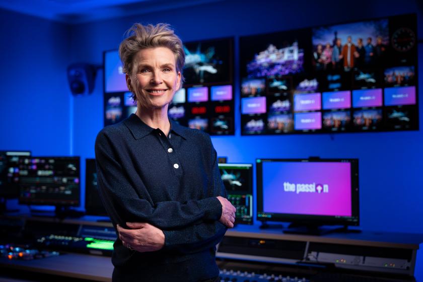 Blonde mevrouw in regiekamer