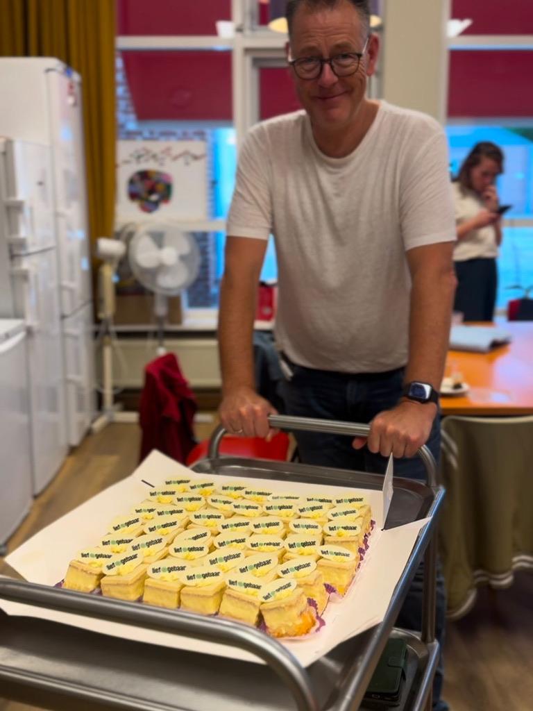 Man met kar gebakjes