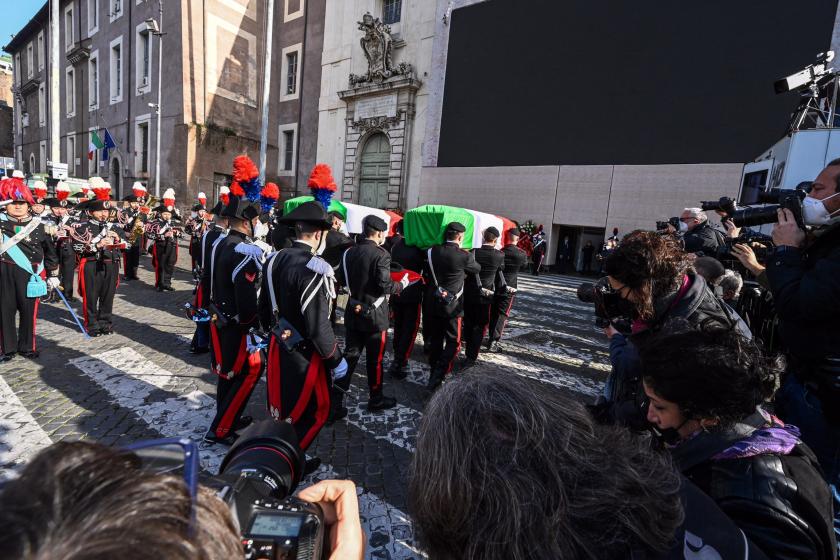 This photo taken on February 25, 2021 shows Carabinieri police officers carrying the flag-draped coffins of slain Italian Ambassador Luca Attanasio and Italian Carabinieri police officer Vittorio Iacovacci out of the Basilica of St. Mary of the Angels and the Martyrs in Rome, after their state funerals. Italy's ambassador to the DRC and his bodyguard, Italian Carabinieri police officer Vittorio Iacovacci were killed on February 22, 2021 after armed assailants in the eastern DRC ambushed a convoy that was travelling to a World Food Programme (WFP) school feeding programme. Vincenzo PINTO / AFP Rome staatsbegrafenis