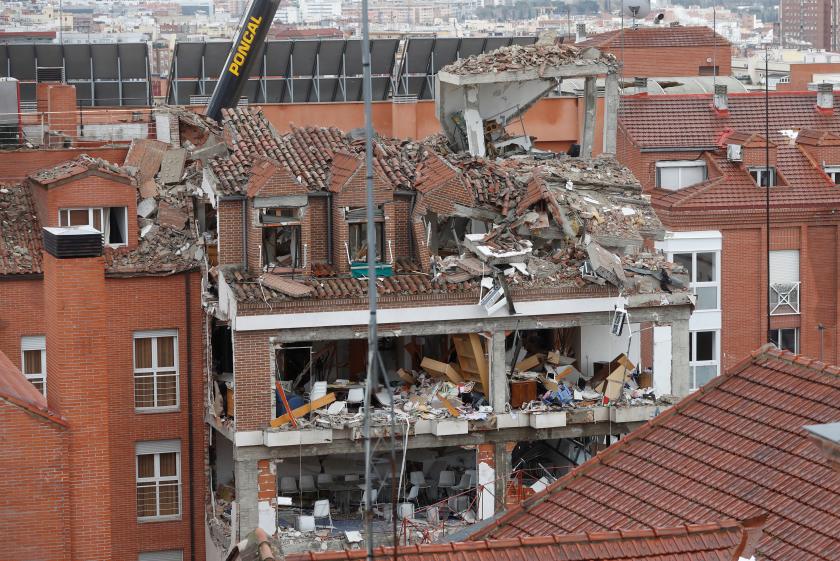 View of the damage in a building in downtown Madrid, Spain, 21 January 2021, a day after a big gas explosion destroyed four floors of a residential building. A total of four people died in the explosion. EPA/J.J. Guillen Parochiegebouw ontploft (Epa)