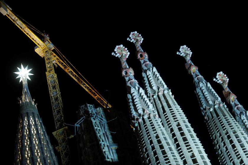 A view of the new cristal star light (L) on top of the Sagrada Familia basilica in Barcelona, Spain, 08 December 2021. The star weighs about five tons and hangs at 138 meters. EPA/Marta Perez A view of the new cristal star light (L) on top of the Sagrada Familia basilica in Barcelona, Spain, 08 December 2021. The star weighs about five tons and hangs at 138 meters.