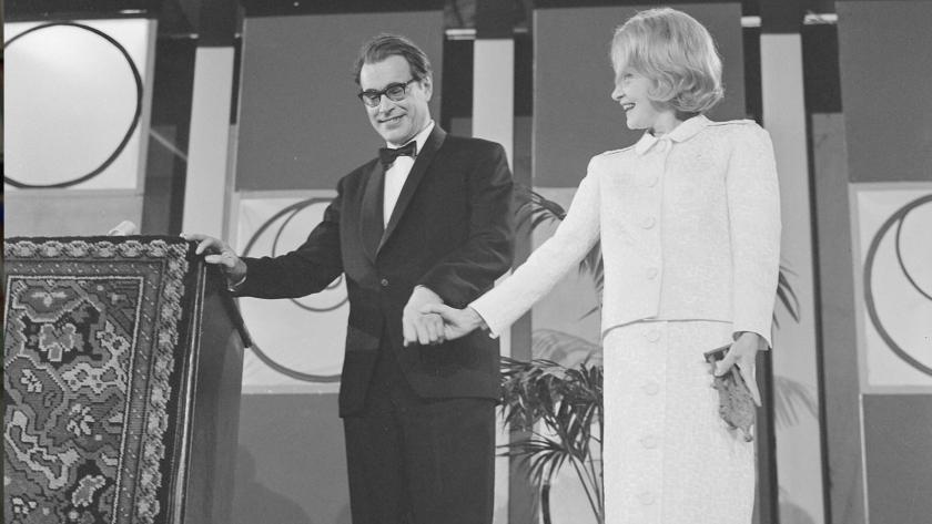 Godfried Bomans en Marlene Dietrich bij de uitreiking van de Edisons (1963) Godfried Bomans en Marlene Dietrich bij de uitreiking van de Edisons (1963)