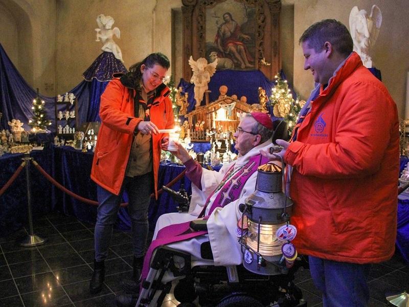 Roermond, 19 december 2021 - Met het ontsteken van een kaars aan het Vredeslicht uit Bethlehem heeft bisschop Harrie Smeets op de Vierde Zondag van de Advent in de kathedraal in Roermond zijn ‘engelenstal’ geopend. Engelenstal