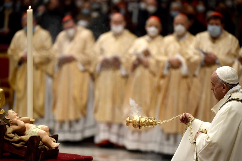 Pope Francis sprays incense to a figurine of baby Jesus before leading a Christmas Eve mass at St Peter's Basilica in the Vatican, on December 24, 2021.
Filippo MONTEFORTE / AFP Pope Francis sprays incense to a figurine of baby Jesus before leading a Christmas Eve mass at St Peter's Basilica in the Vatican, on December 24, 2021.
