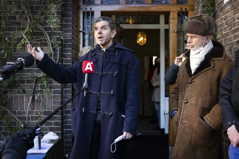 Pastor Pierre Valkering verlaat op last van een deurwaarder zijn woning. Valkering werd in 2019 ontslagen door het bisdom Haarlem-Amsterdam wegens openbaringen over zijn homoseksuele geaardheid, wisselende seksuele contacten en worsteling met een pornoverslaving. ANP RAMON VAN FLYMEN Pierre Valkering verlaat pastorie