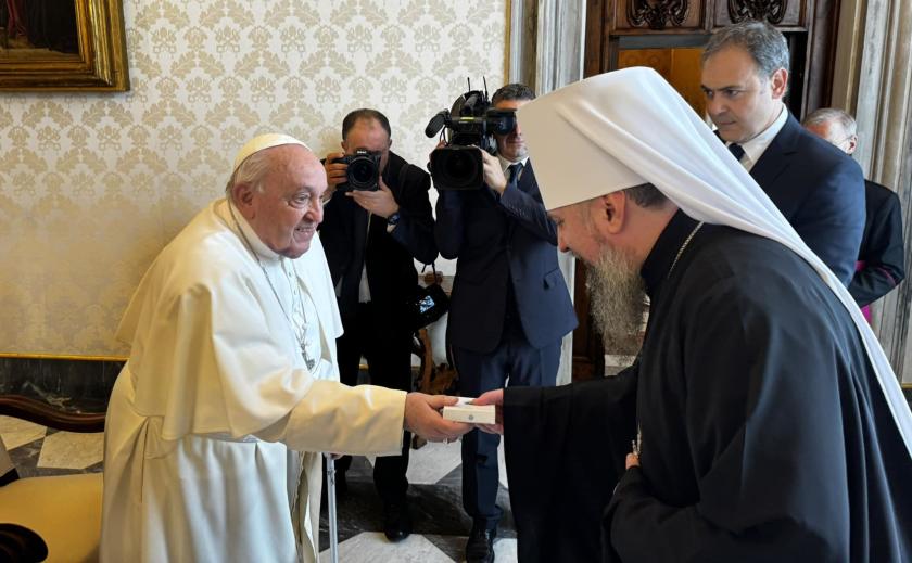 Oekraïens-orthodoxe metropoliet Epifaniy ontvangen door paus Franciscus in de Bibliotheek van het Apostolisch Paleis in Vaticaanstad op 13 december 2024 Oekraïens-orthodoxe metropoliet Epifaniy ontvangen door paus Franciscus in de Bibliotheek van het Apostolisch Paleis in Vaticaanstad op 13 december 2024.
