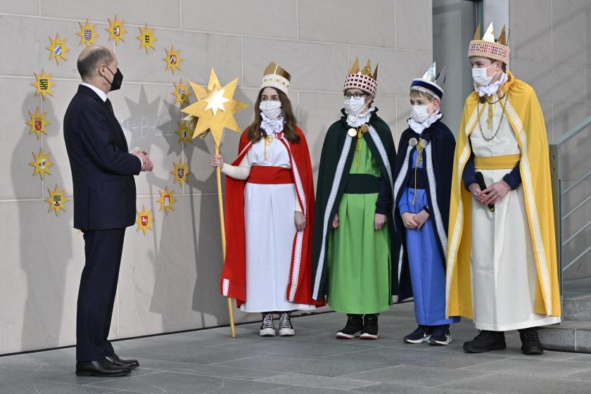 German Chancellor Olaf Scholz (L) talks to Epiphany singers (Sternsinger), groups of children who traditionally go from door to door dressed as the Three Biblical Magi offering carol blessings, outside of the Chancellery in Berlin, on January 5, 2022.
John MACDOUGALL / AFP German Chancellor Olaf Scholz (L) talks to Epiphany singers (Sternsinger), groups of children who traditionally go from door to door dressed as the Three Biblical Magi offering carol blessings, outside of the Chancellery in Berlin, on January 5, 2022.