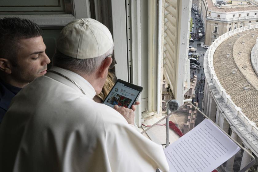 Vaticaanstad, 23 oktober 2022 - Het is vanaf vandaag mogelijk zich in te schrijven als deelnemer aan de Wereldjongerendagen die in augustus 2023 in Lissabon worden gehouden. Paus Franciscus heeft zich kort na het zondagse angelusgebed als pelgrim ingeschreven. “Ik heb twee jongeren uit Portugal uitgenodigd om hier bij mij te zijn terwijl ook ik me als pelgrim inschrijf. Dat zal ik nu doen... [klik op tablet]”, zei Franciscus tot de menigte op het Sint-Pietersplein.  “Zo, ik heb me aangemeld. En jij? Heb jij