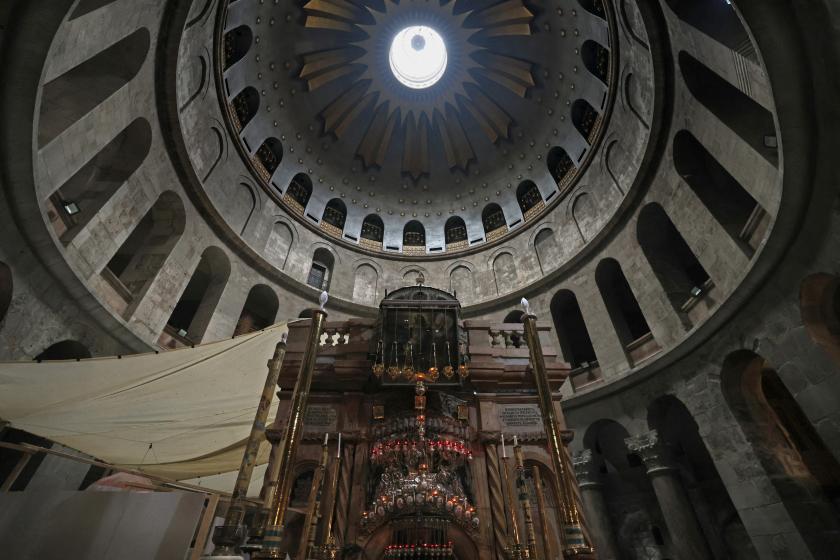 Christian worshippers visit the Church of the Holy Church of the Sepulchre, in the old city of Jerusalem on January 1, 2023. AHMAD GHARABLI / AFP Christian worshippers visit the Church of the Holy Church of the Sepulchre, in the old city of Jerusalem on January 1, 2023. AHMAD GHARABLI / AFP
